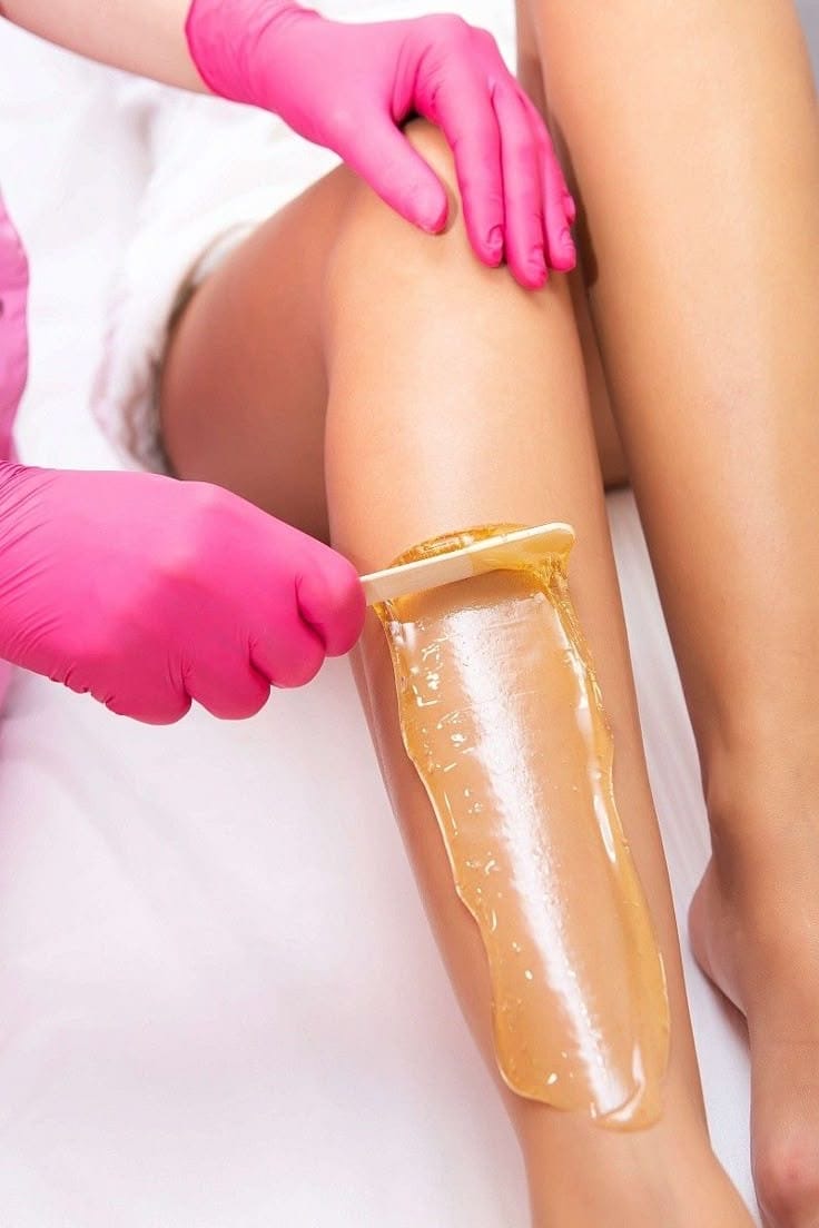 Épilation à la cire : retrait des poils à la racine pour une peau lisse et douce pendant plusieurs semaines